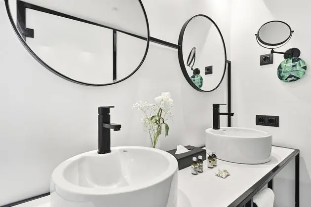 Tek Büyük Yataklı Oda, Balkon, Havuz Manzaralı