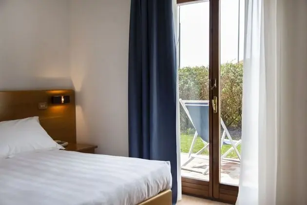 Tek Büyük veya İki Ayrı Yataklı Oda, Bahçe Manzaralı