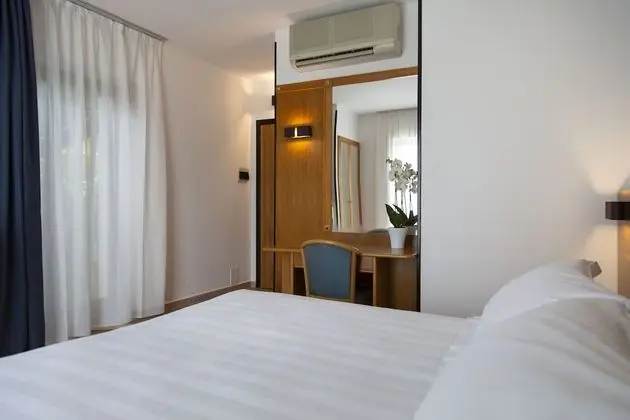 Tek Büyük veya İki Ayrı Yataklı Oda, Bahçe Manzaralı