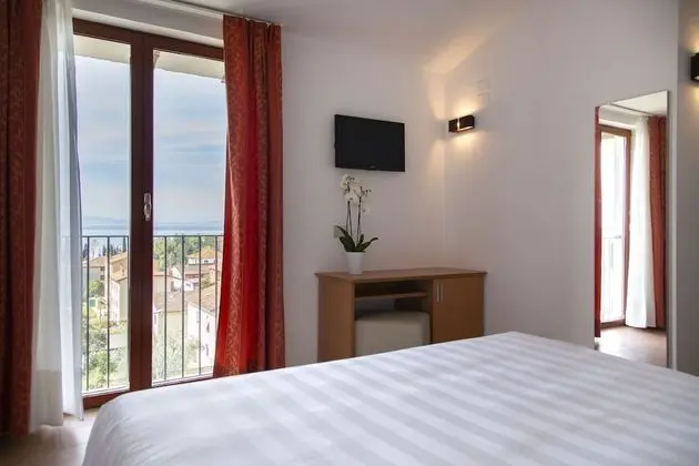 Tek Büyük veya İki Ayrı Yataklı Oda, Göl Manzaralı