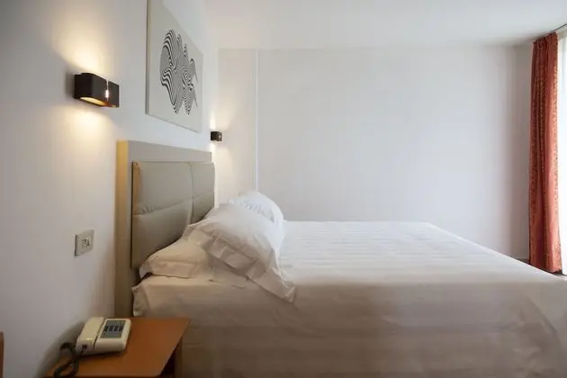 Tek Büyük veya İki Ayrı Yataklı Oda, Göl Manzaralı