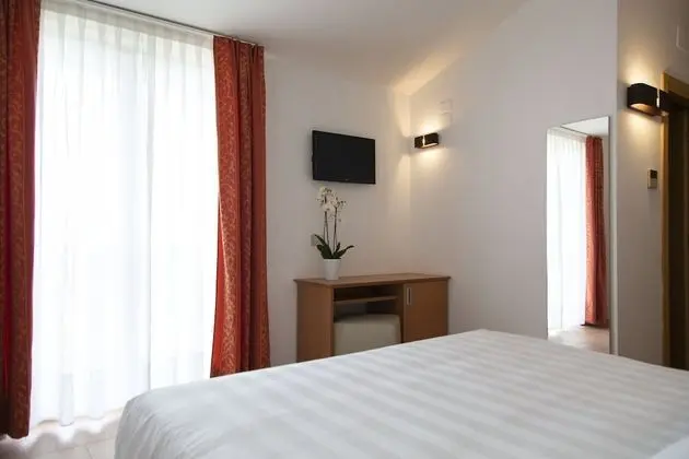 Tek Büyük veya İki Ayrı Yataklı Oda, Göl Manzaralı