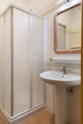 Tek Büyük veya İki Ayrı Yataklı Oda, Göl Manzaralı