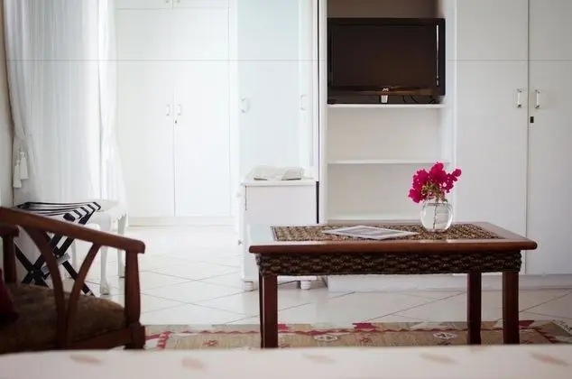 Deluxe Tek Büyük veya İki Ayrı Yataklı Oda, 1 Çift Kişilik veya 2 Tek Kişilik Yatak, Havuz Manzaralı