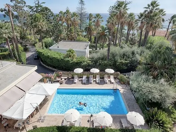 Deluxe Tek Büyük veya İki Ayrı Yataklı Oda, Balkon, Kısmi Deniz Manzaralı