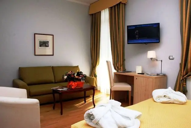 Deluxe Tek Büyük veya İki Ayrı Yataklı Oda, Balkon, Kısmi Deniz Manzaralı