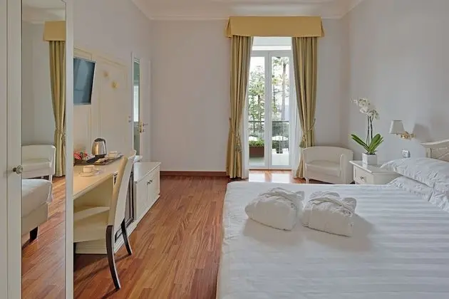 Deluxe Tek Büyük veya İki Ayrı Yataklı Oda, Balkon, Kısmi Deniz Manzaralı
