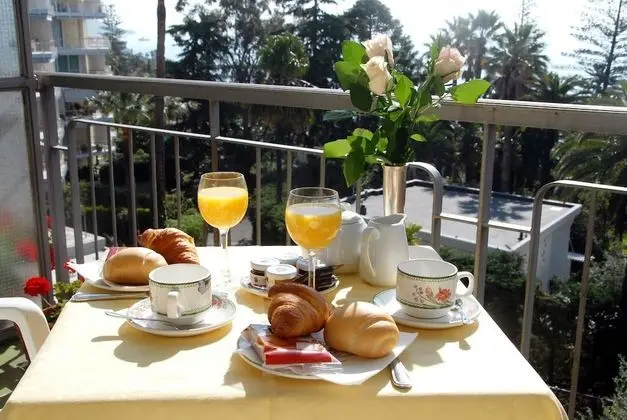 Deluxe Tek Büyük veya İki Ayrı Yataklı Oda, Balkon, Kısmi Deniz Manzaralı