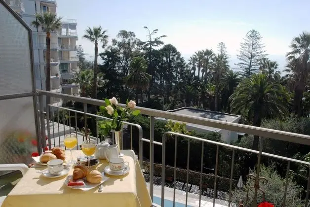 Deluxe Tek Büyük veya İki Ayrı Yataklı Oda, Balkon, Kısmi Deniz Manzaralı