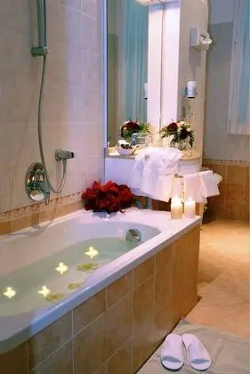 Deluxe Tek Büyük veya İki Ayrı Yataklı Oda, Balkon, Kısmi Deniz Manzaralı