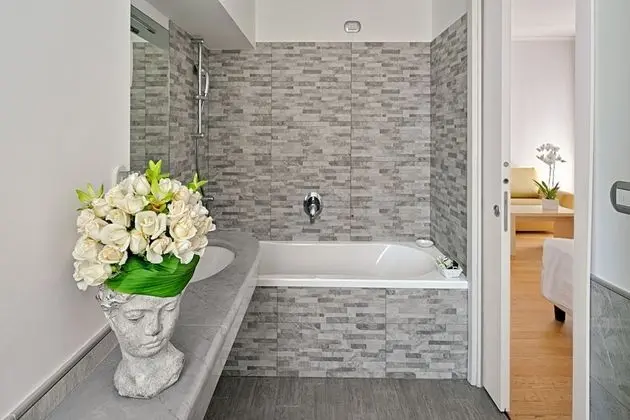 Deluxe Tek Büyük veya İki Ayrı Yataklı Oda, Balkon, Kısmi Deniz Manzaralı