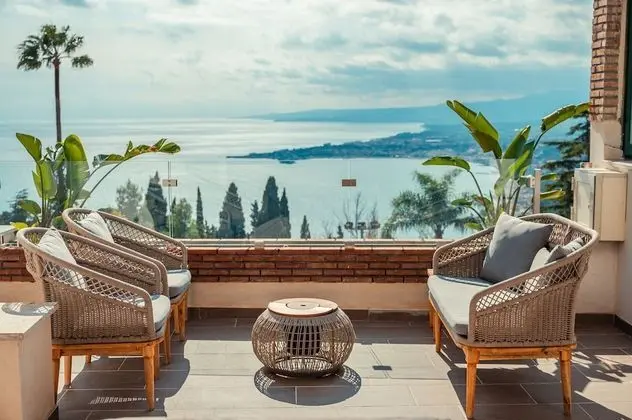 Panoramic Oda, Teras, Deniz Manzaralı (Sea and Etna view)