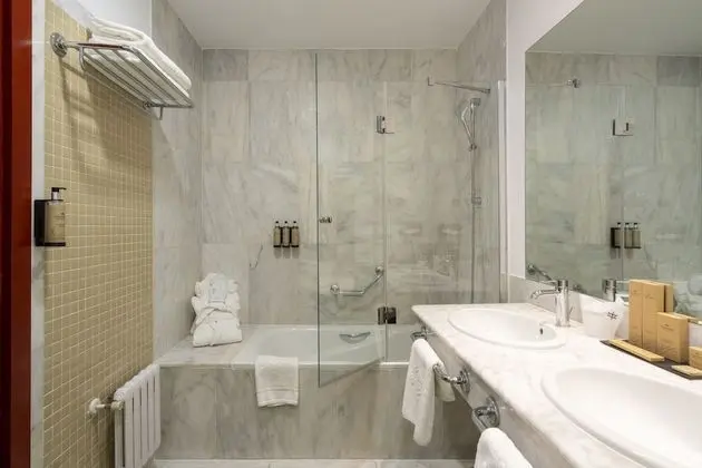 Basic Tek Büyük Yataklı Oda