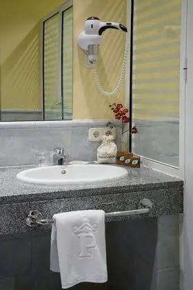 Standard Tek Büyük Yataklı Oda (with extra bed for child)