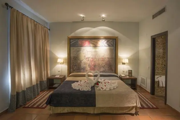 Tek Büyük veya İki Ayrı Yataklı Oda (2 adults + 1 child)