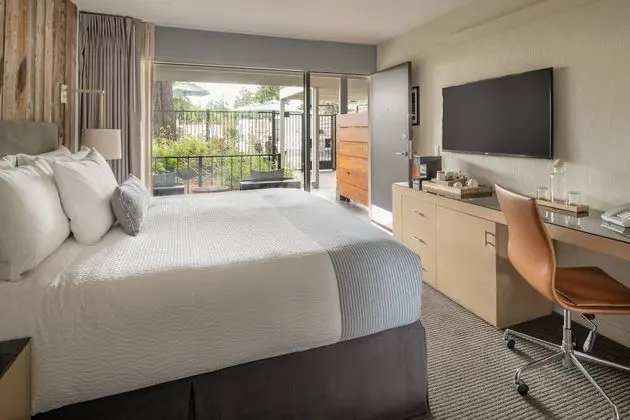 1 King Bed, Pool View