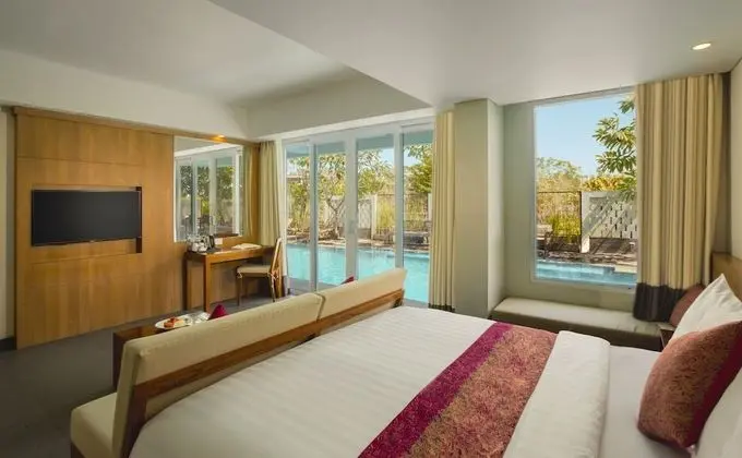 Junior Suite Pool Access