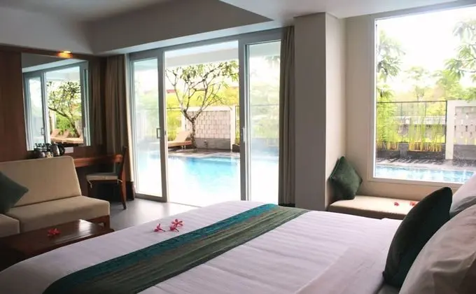 Junior Suite Pool Access