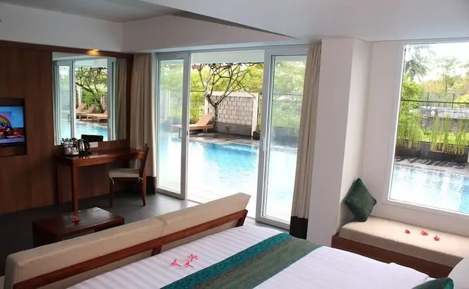 Junior Suite Pool Access