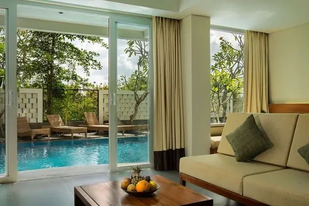 Junior Suite Pool Access