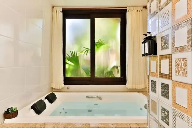 Luxury Tek Büyük Yataklı Oda, Jakuzi, Bahçe Manzaralı