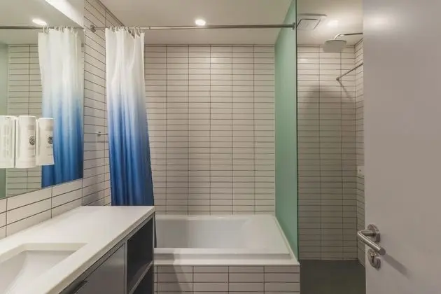 Deluxe Tek Büyük Yataklı Oda, Kısmi Deniz Manzarası