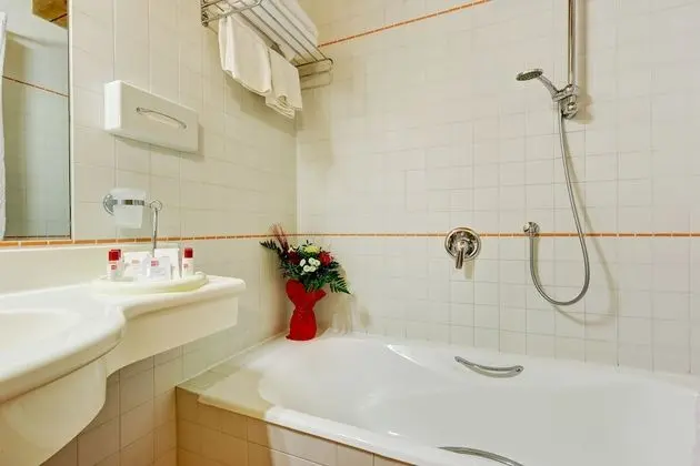 Quintuple Room (Main Building)