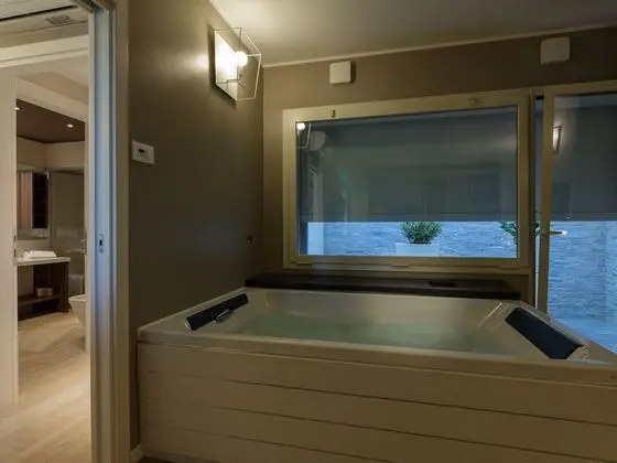 Royal Suite Spa, jetted tub (3 people)