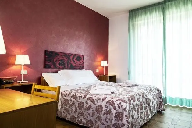 Classic Tek Büyük veya İki Ayrı Yataklı Oda, Balkon, Bahçe Manzaralı