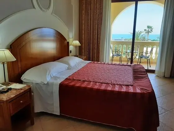 Tek Büyük veya İki Ayrı Yataklı Oda, Deniz Manzaralı