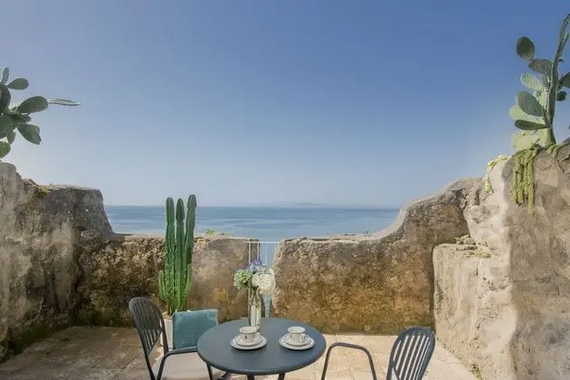 Deluxe Tek Büyük Yataklı Oda, Deniz Manzaralı, Denize Bakan