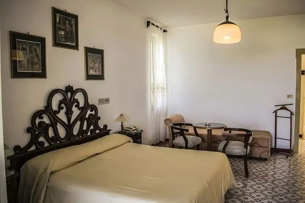 Üç Kişilik Oda, Avlu Manzaralı