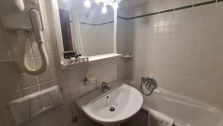 Basic Üç Kişilik Oda, Banyolu/Duşlu