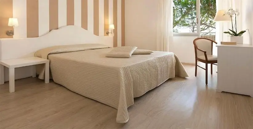 Tek Büyük veya İki Ayrı Yataklı Oda, Balkon, Kısmi Deniz Manzaralı