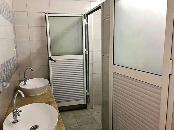 Tek Büyük veya İki Ayrı Yataklı Oda, Ortak Banyo