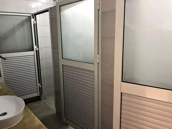 Üç Kişilik Oda, Ortak Banyo