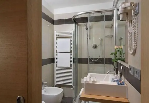 Üç Kişilik Oda