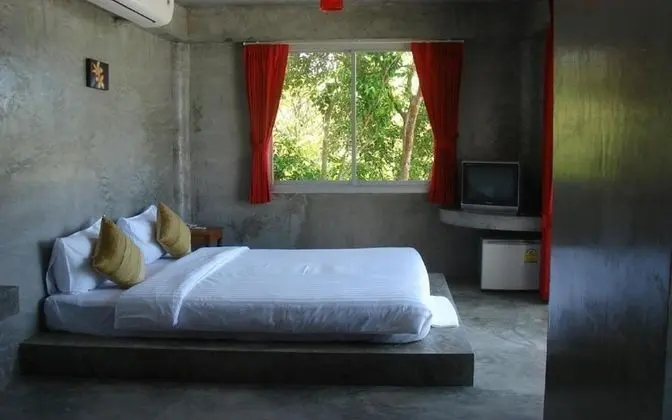Hip Hillside Room