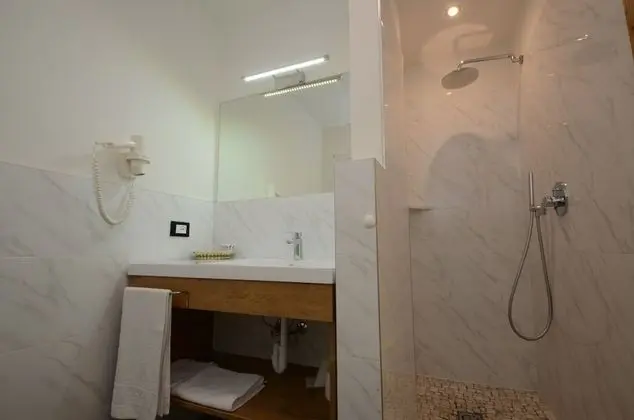 Üç Kişilik Oda