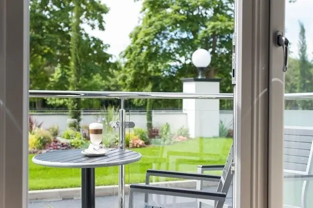 Deluxe Tek Büyük veya İki Ayrı Yataklı Oda, 1 Çift Kişilik Yatak ve Çekyat, Balkon, Bahçe Manzaralı