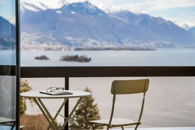 Small Simple Lake View Room