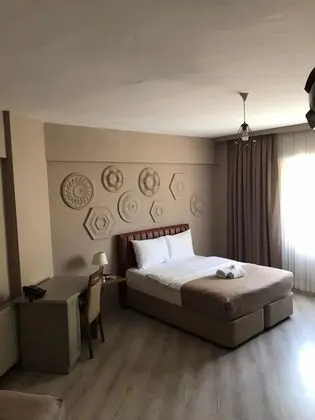 Çift Kişilik, Sokak Manzaralı