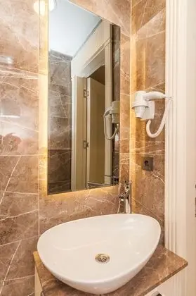 Bathroom sink