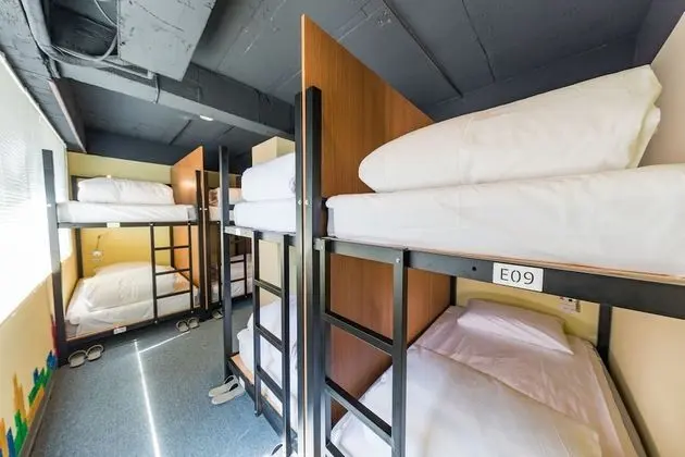 Ortak Ranzalı Oda, Sadece erkekler için, Ortak Banyo