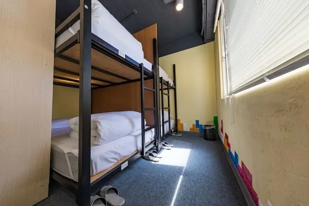 Ortak Ranzalı Oda, Sadece erkekler için, Ortak Banyo