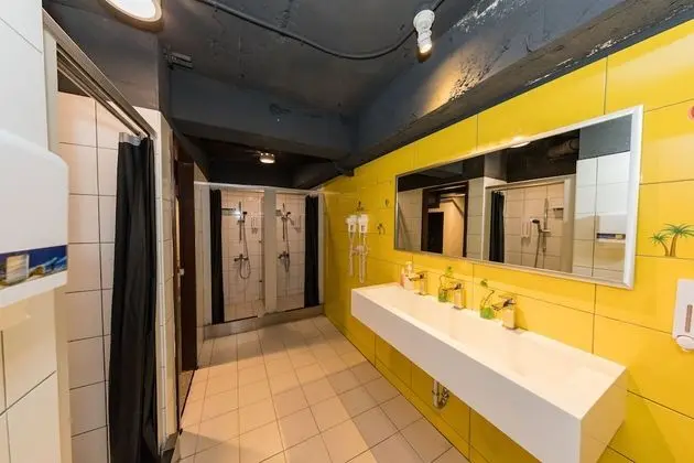 Ortak Ranzalı Oda, Sadece kadınlar için, Ortak Banyo