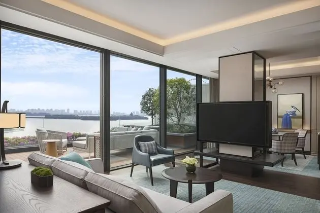 Süit, Göl Manzaralı (Park)