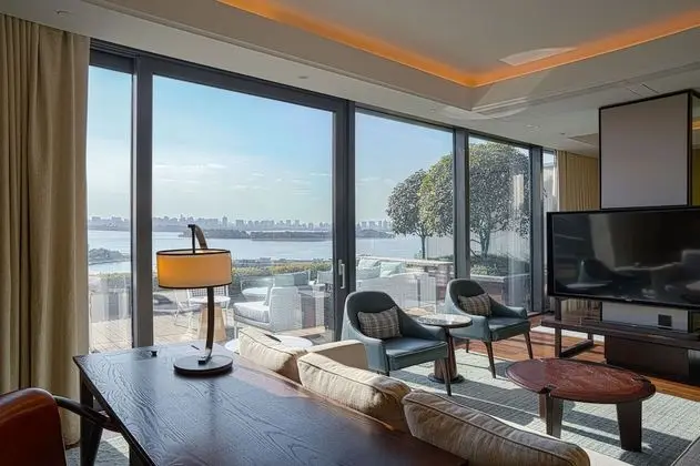 Süit, Göl Manzaralı (Park)