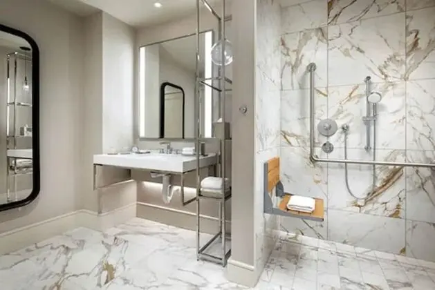 Oda, 1 En Büyük (King) Boy Yatak, Engellilere Uygun (Roll-in Shower)