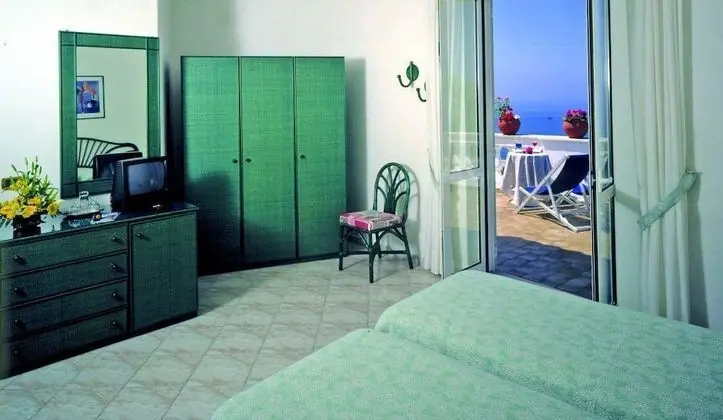 Tek Büyük veya İki Ayrı Yataklı Oda, Deniz Manzaralı